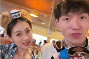 在线娱乐-吴前妻子晒视频打卡迪士尼：加起来六十岁的人寻找童心